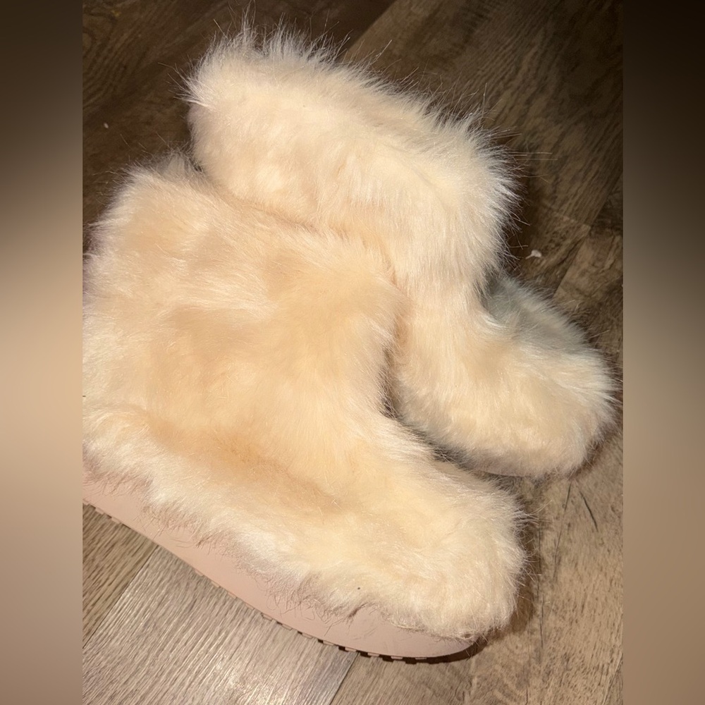 PrettyLittleThing Fluffy Cream Slippers